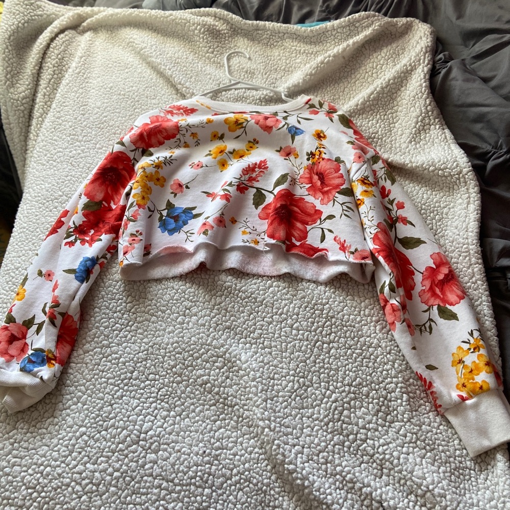 COPY - Cropped long sleeve flower shirt